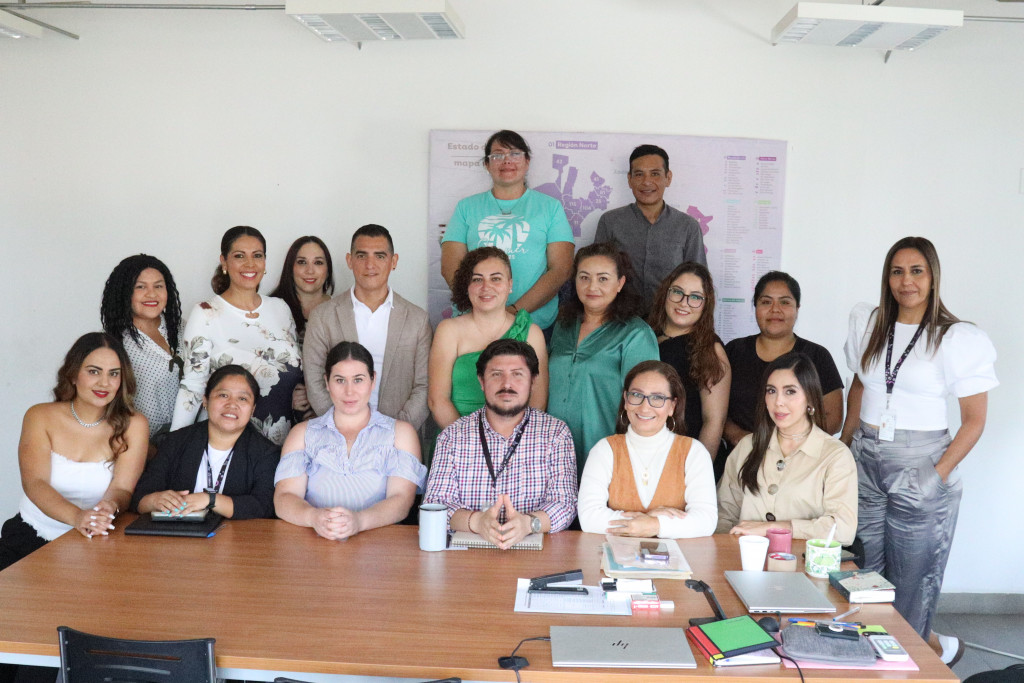 Foto oficial Director acompañado de delgadas y delegados regionales